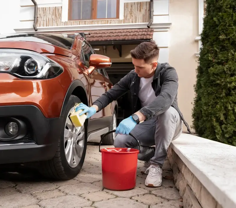Lavage auto à domicile Saint-Étienne-de-Tinée : professionnel intervenant sur un véhicule